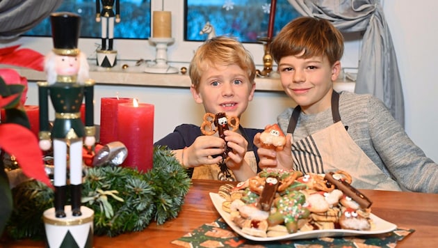 Jannik and Jonas proudly present their cookie creations. (Bild: Evelyn Hronek)