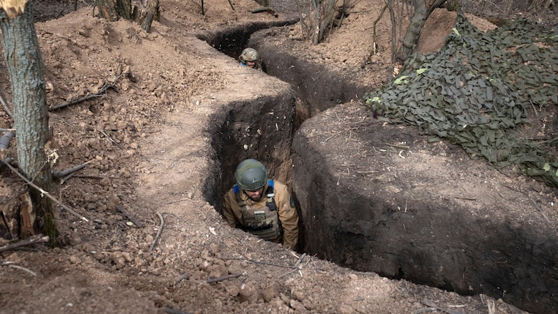 Ukrainische Soldaten im Schützengraben an der Frontlinie (Bild: ASSOCIATED PRESS)