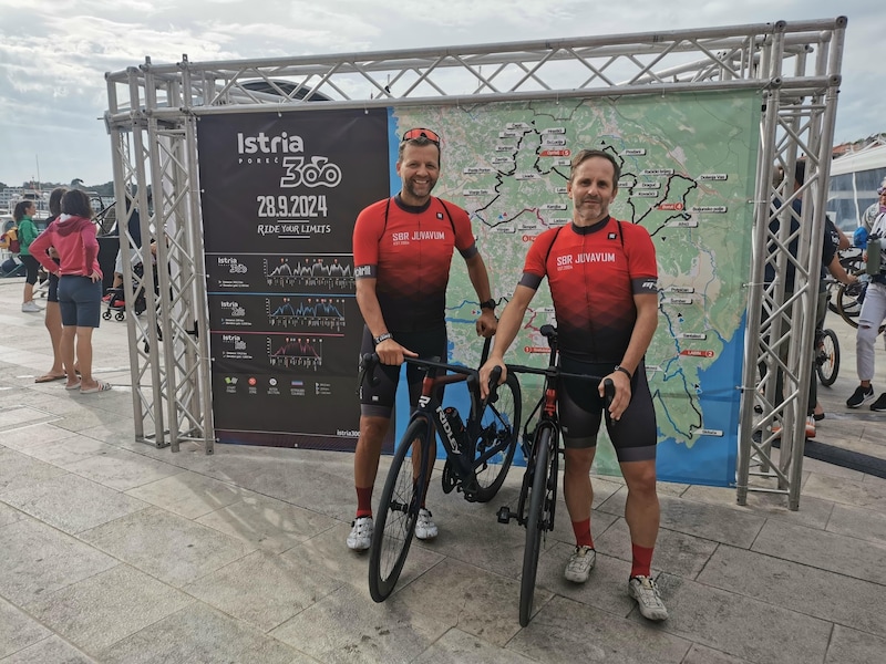 Tausendsassa Toni Feldinger als Radfahrer mit Mario Lapkalo (re.). (Bild: zVg)