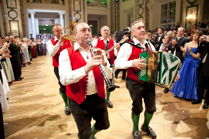Ein besonderes Highlight: Die Stoanis ziehen bei der Eröffnung in den Festsaal ein.