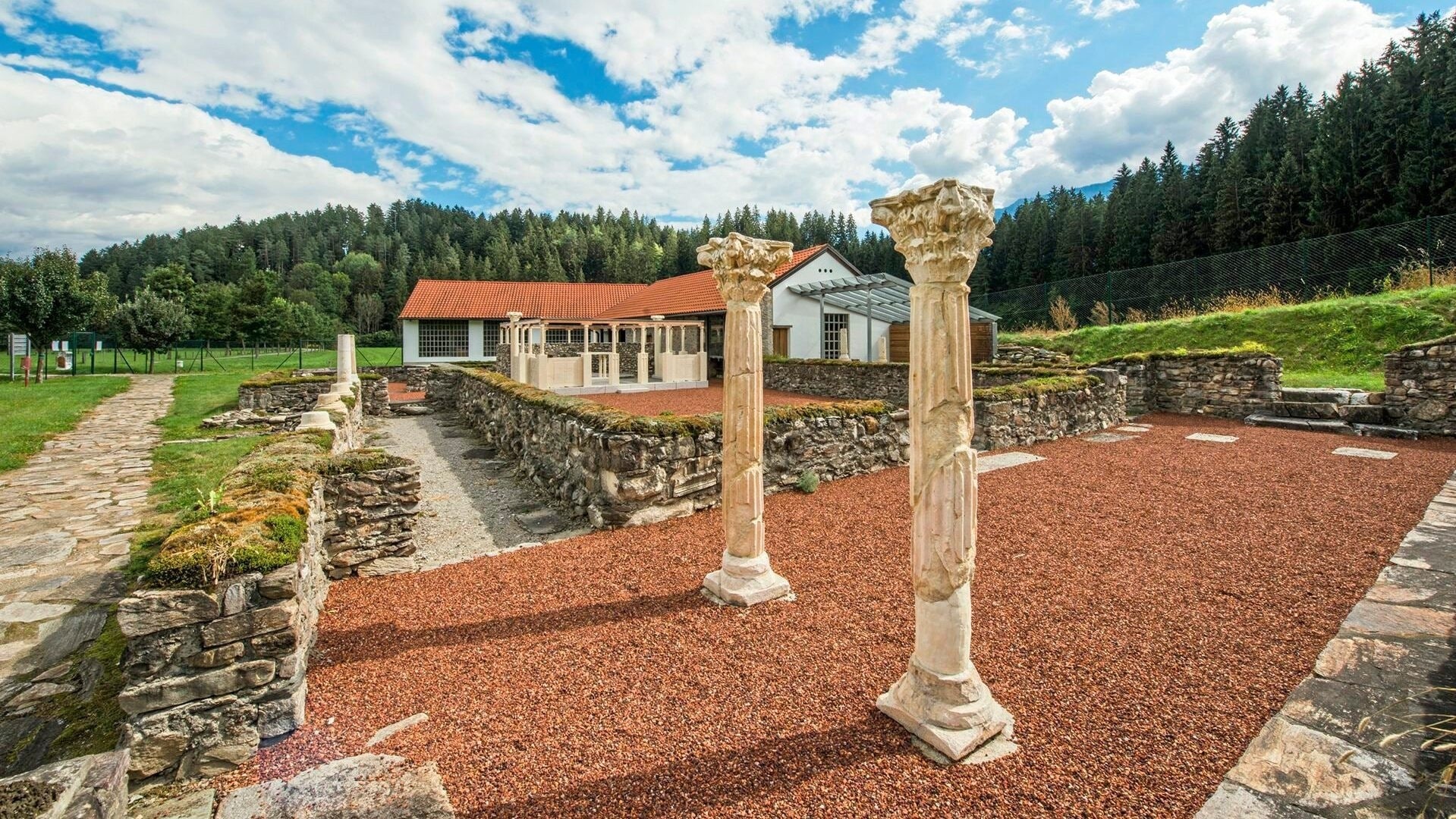 Die Ruinen der Friedhofskirche wurden 1908 beim Bau einer Wasserleitung entdeckt. Ein Gebäude schützt nun den Mosaikboden. (Bild: Allesch Klaus LMK)