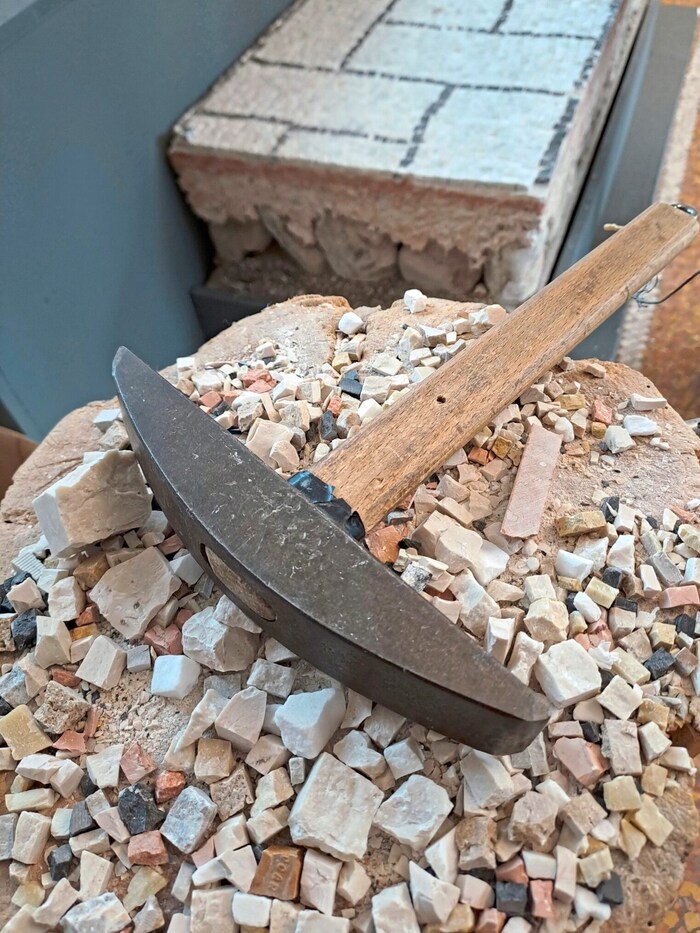 Gelegt wurde das Mosaik in Teurnia aus kleinen Steinchen, wie es heute noch Schüler aus aller ...