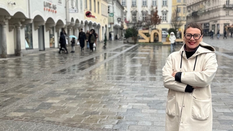 Nicht nur im Rathaus, sondern auch am größten Platz von Linz hofft die Grüne auf Veränderung. (Bild: MaRu)