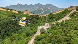 Mit einer Handvoll Drohnen beliefert Meituan hungrige Besucher der Großen Mauer von China. (Bild: Meituan)