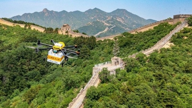 Mit einer Handvoll Drohnen beliefert Meituan hungrige Besucher der Großen Mauer von China. (Bild: Meituan)