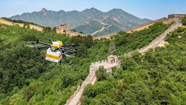 Meituan uses a handful of drones to deliver food to hungry visitors to the Great Wall of China. (Bild: Meituan)