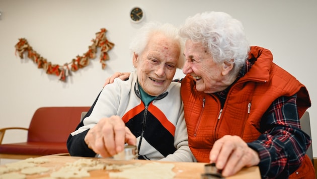 98-year-old Friederike Taubinger (right) baking cookies with Maria Traxler (Bild: Wenzel Markus/Markus Wenzel)