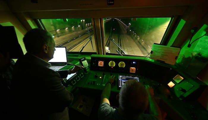 Medienvertreter bei der Fahrt mit dem sogenannten Railchecker-Zug am Freitag.