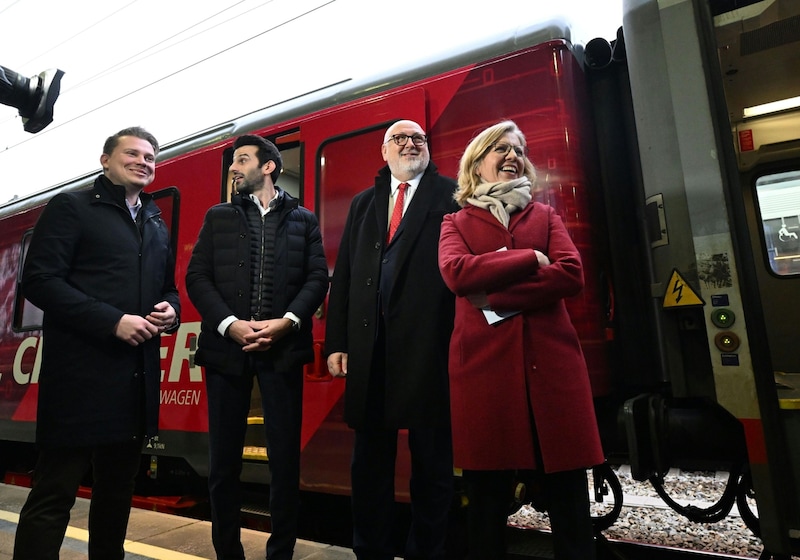 Krumböck (ÖVP), Landbauer (FPÖ), Matthä und Gewessler (Grüne) im Rahmen einer PK zum Thema „Wiederinbetriebnahme Weststrecke“. (Bild: APA/HELMUT FOHRINGER)