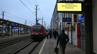 „Weihnachtswunder“ wird Realität – Drei Monate nach Jahrhundertflut kehrt Verkehr ins Tullnerfeld und durch Tunnel Atzenbrugg zurück. (Bild: APA/HELMUT FOHRINGER)