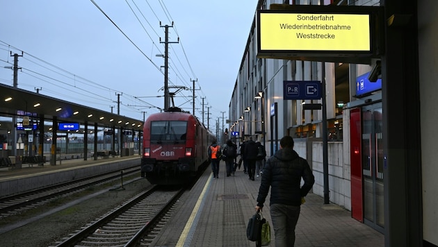 „Weihnachtswunder“ wird Realität – Drei Monate nach Jahrhundertflut kehrt Verkehr ins Tullnerfeld und durch Tunnel Atzenbrugg zurück. (Bild: APA/HELMUT FOHRINGER)