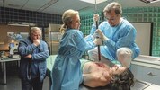 Im neuen „Tatort“ muss Jan Josef Liefers (r.) Hand anlegen.