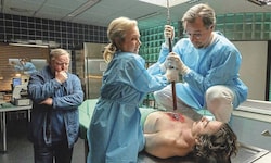 Im neuen „Tatort“ muss Jan Josef Liefers (r.) Hand anlegen.