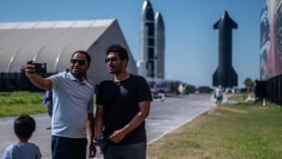 Besucher der „Starbase“ im texanischen Boca Chica (Bild: AFP/Sergio FLORES)