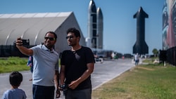 Besucher der „Starbase“ im texanischen Boca Chica (Bild: AFP/Sergio FLORES)