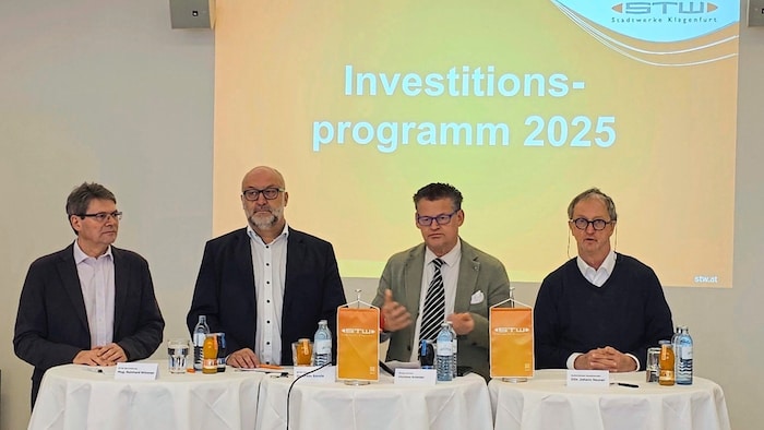 Stadtwerke-Betriebsrat Reinhard Wimmer, Vorstand Erwin Smole, Bürgermeister Christian Scheider ...