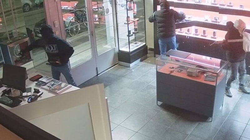 Three perpetrators filmed in the photography store in Neubau (Bild: LKA W AST Mitte)