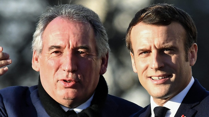 Von links: Bayrou mit Macron (Bild: AFP/Georges Gobet)