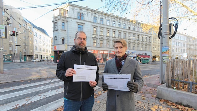 Elterleinplatz 8: Gründerzeithaus (hi.) soll weg, Markus Landerer (li.) und Stephan Erath wollen das verhindern. (Bild: Bartel Gerhard/Gerhard Bartel)