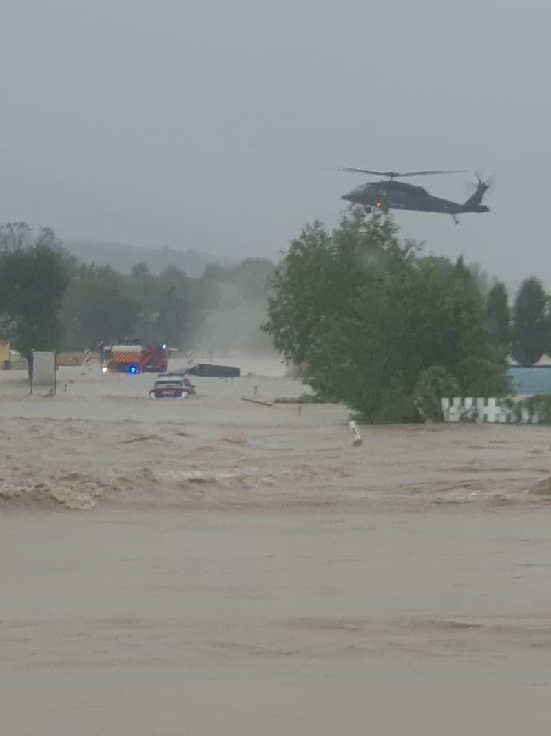 „Land unter“ in Niederösterreich: Zur Menschenrettung rückten Polizei, Bundesheer und Feuerwehr an. (Bild: AFKdo Neulengbach/Richard Kraus)