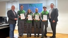 Bei der Urkundenübergabe: NPHT-Direktor Hermann Stotter, Christoph Dietmaier, Sophie Thaler, Elisabeth Fladerer und Armin Kofler mit LR René Zumtobel (v.l.) (Bild: Land Tirol/Knabl)