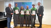 Bei der Urkundenübergabe: NPHT-Direktor Hermann Stotter, Christoph Dietmaier, Sophie Thaler, ...
