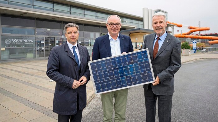 Pernkopf und Schneeberger: „Vor der Aqua Nova in Wiener Neustadt entsteht eine neue PV-Anlage.“