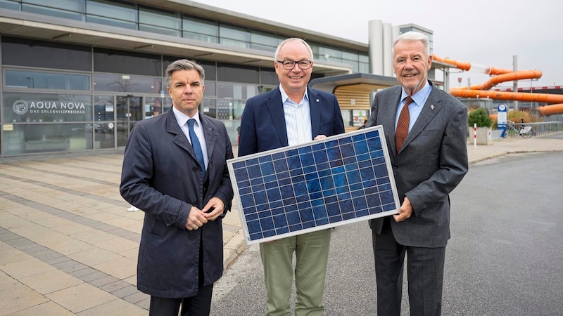 Pernkopf and Schneeberger: "A new PV system is being built in front of Aqua Nova in Wiener Neustadt." (Bild: NLK Pfeffer)