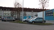 Auf diesem Parkplatz eines Lebensmittelhändlers passierte am Mittwoch der Angriff