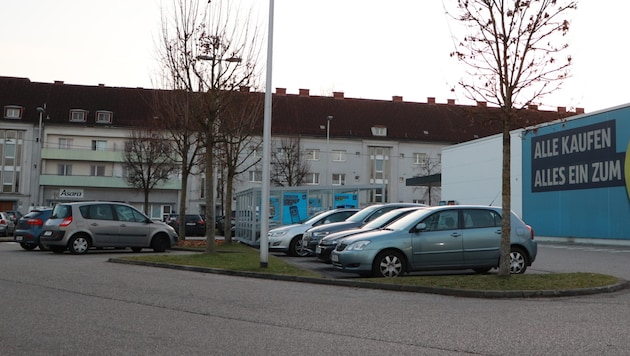 Auf diesem Parkplatz eines Lebensmittelhändlers passierte am Mittwoch der Angriff (Bild: Constantin Handl)