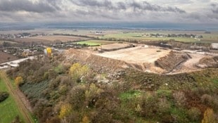 Über dem Müllberg der St. Pöltner Deponie ziehen dunkle Wolken auf.  (Bild: Greenpeace)