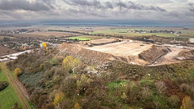 Über dem Müllberg der St. Pöltner Deponie ziehen dunkle Wolken auf.  (Bild: Greenpeace)