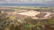 Über dem Müllberg der St. Pöltner Deponie ziehen dunkle Wolken auf. 