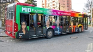 Mehrfach kam bei der Budgetsitzung dieser Bus zur Sprache: „Teure Selbstbeweihräucherung!“  (Bild: Medienservice/D. Jäger)