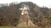 Hunderte Kubikmeter gesprengtes Felsmaterial donnerte am Freitag auf den Schuttkegel, der (noch) ...