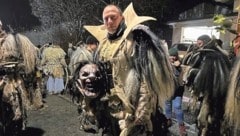 Inklusive Glocken wird ein Krampuslauf mit bis zu 15 Kilo an Zusatzgewicht zum Krafttraining – mal abgesehen von der eingeschränkten Sicht. (Bild: Nicole Loibnegger)