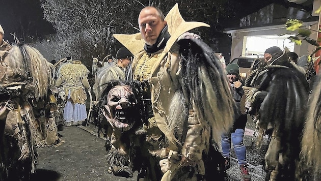 Inklusive Glocken wird ein Krampuslauf mit bis zu 15 Kilo an Zusatzgewicht zum Krafttraining – mal abgesehen von der eingeschränkten Sicht. (Bild: Nicole Loibnegger)