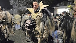 Inklusive Glocken wird ein Krampuslauf mit bis zu 15 Kilo an Zusatzgewicht zum Krafttraining – mal abgesehen von der eingeschränkten Sicht. (Bild: Nicole Loibnegger)