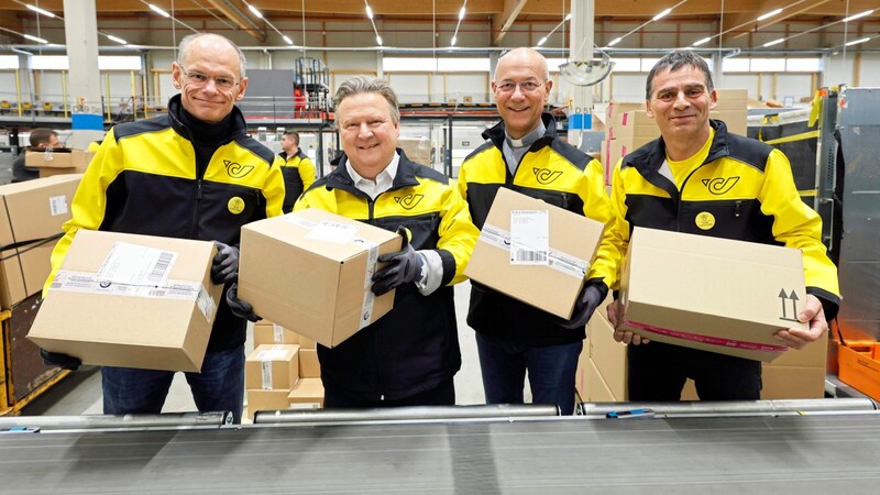 Fließbandkollegen (von links): Postchef Walter Oblin, Bürgermeister Michael Ludwig, Dompfarrer Toni Faber und Post-Vize Peter Umundum (Bild: Holl Reinhard)