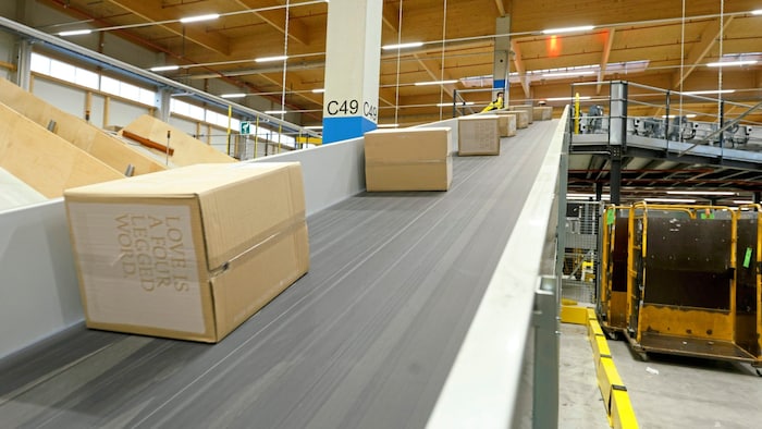 Around 150 Post employees currently work in two shifts from 9 a.m. to 6 a.m. every day to process the parcels delivered.