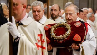 Die Reliquie der Dornenkrone Jesu wurde am Freitag in die Notre-Dame-Kathedrale zurückgebracht.