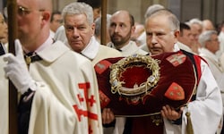 Die Reliquie der Dornenkrone Jesu wurde am Freitag in die Notre-Dame-Kathedrale zurückgebracht.