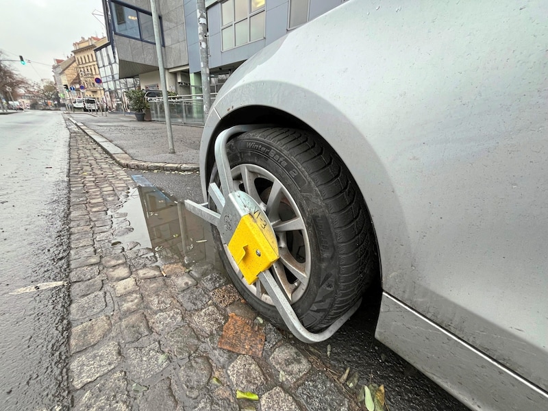 Die technische Wegfahrsperre wird von der Polizei angebracht. (Bild: Jauschowetz Christian)