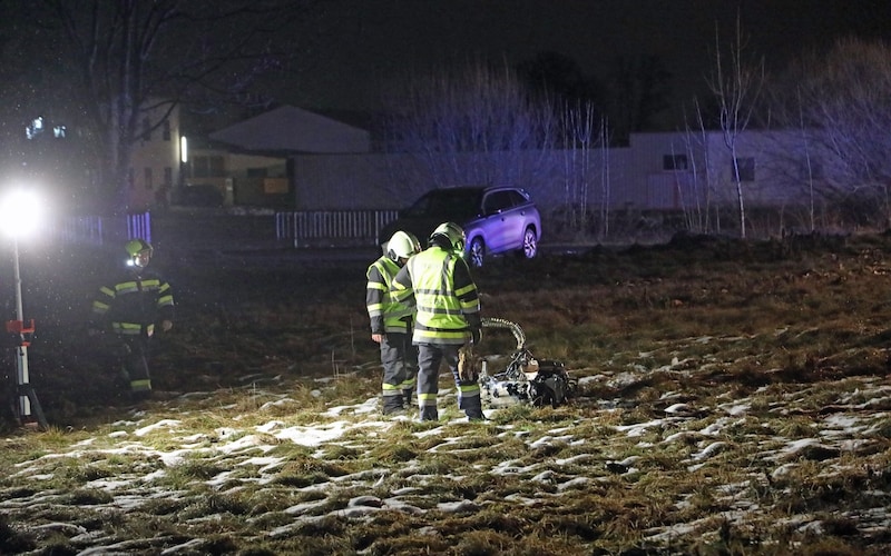 Der Motor lag 30 Meter vom Wrack entfernt in der Wiese. (Bild: Thomas Zeiler)