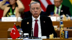 Der türkische Präsident Recep Tayyip Erdogan hat mit dem Sturz des Assad-Regimes im Nachbarland Syrien an Einfluss gewonnen. Seine Motivation: Er will dort die Kurden unter Kontrolle bringen. (Bild: APA/AFP/Pablo PORCIUNCULA)