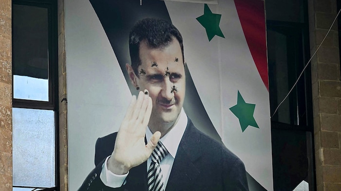 Ein Plakat des gestürzten syrischen Machthabers Bashar al-Assad wurde angeschossen. 