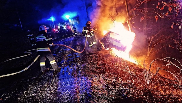 Das Auto brannte lichterloh. (Bild: FF Pirching am Traubenberg)