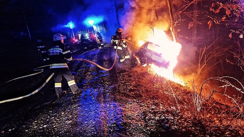 Auch für die Einsatzkräfte war der Autobrand kein Kinderspiel. (Bild: FF Pirching am Traubenberg)