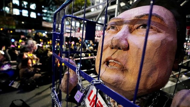 Viele Demonstranten wollen, dass Präsident Yoon Suk Yeol eingesperrt wird. (Bild: APA/AP)