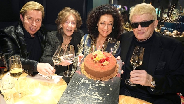 In bester Gesellschaft: Helmut Werner, Elisabeth „Sissi“ Stumpf, Barbara Wussow und Heino im Le Meridien. (Bild: benedict bartsch)